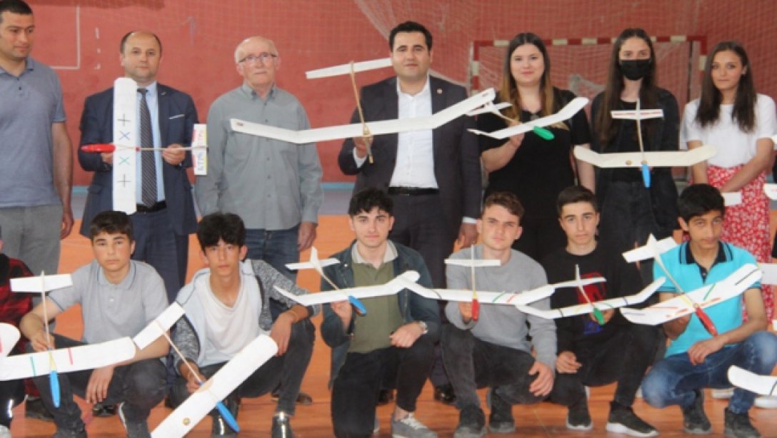 Taşova'da Maket Uçak Yarışması Düzenlendi