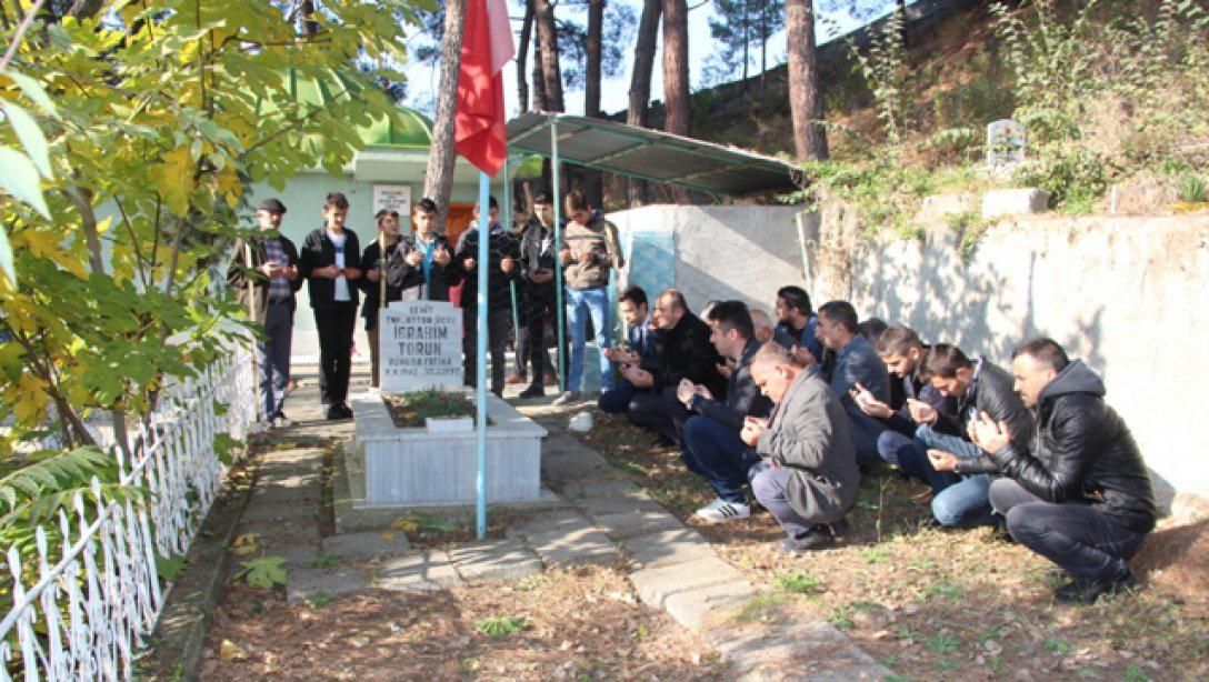 Öğrenciler Şehit Astsubayın Mezarını Ziyaret Etti