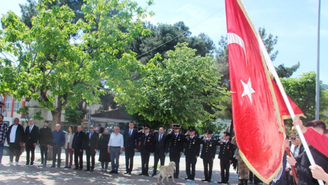 Milli Eğitim Müdürümüz Mustafa Tümer Gençlik Haftası Çelenk Koyma Törenine Katıldı