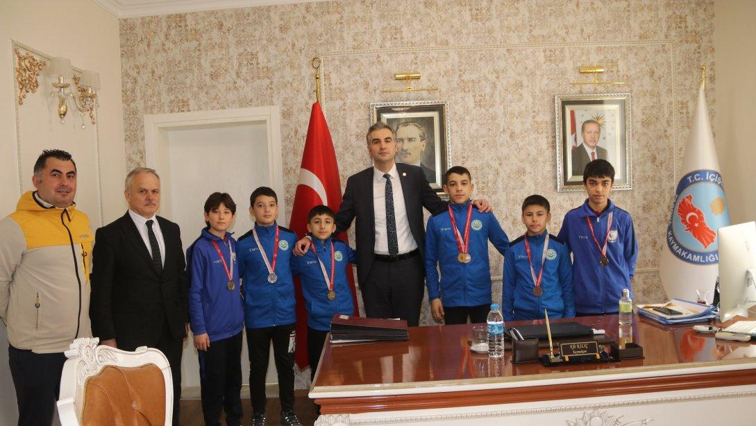 Milli Eğitim Müdürümüz Mahmut ÜÇAĞAÇ sporcu öğrenciler ile Kaymakamımız Efe KILIÇ'ı ziyaret etti